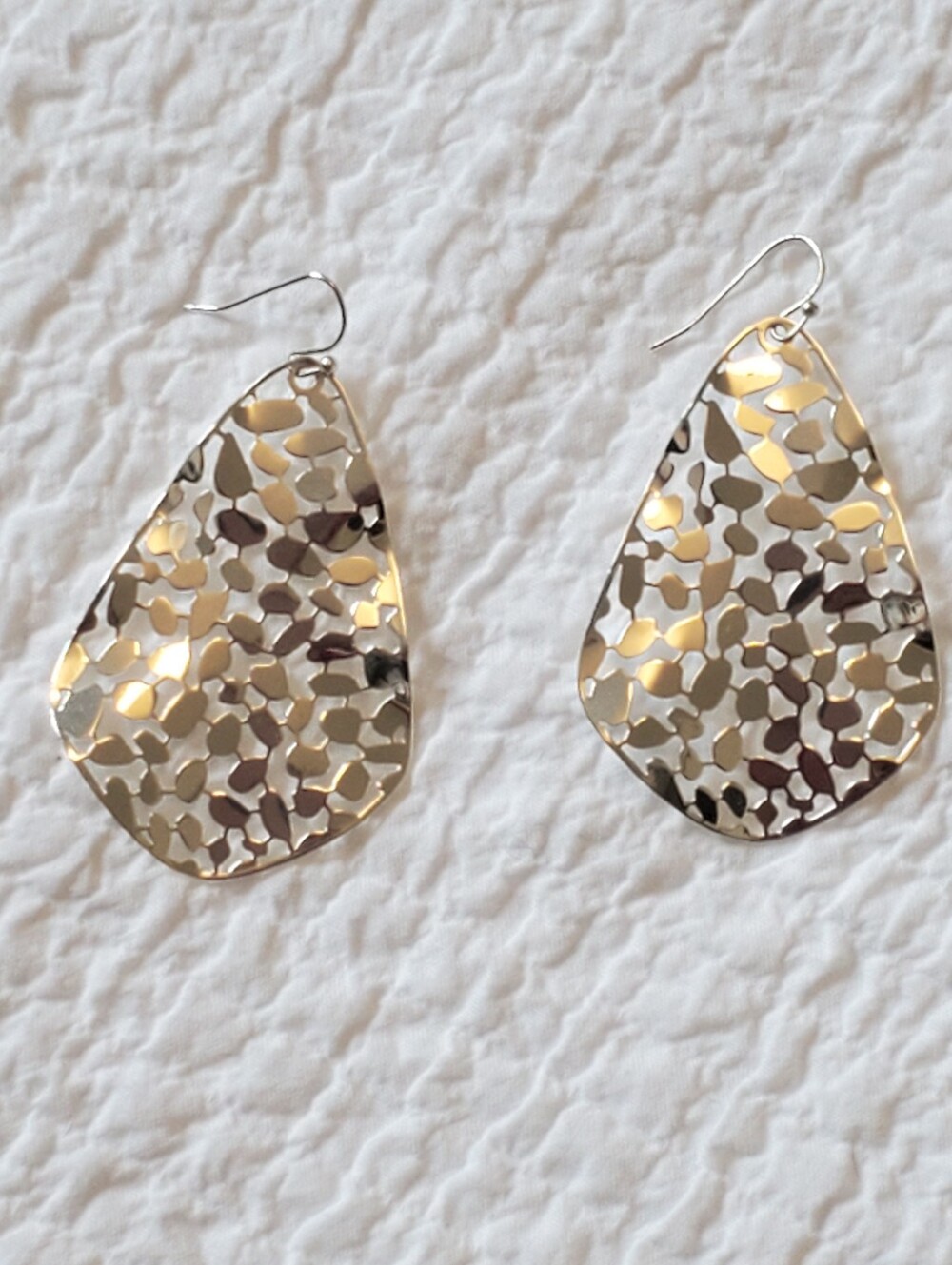 Delicate Filigree Leaf Cut Out Tear Drop Earrings In Silver-tone